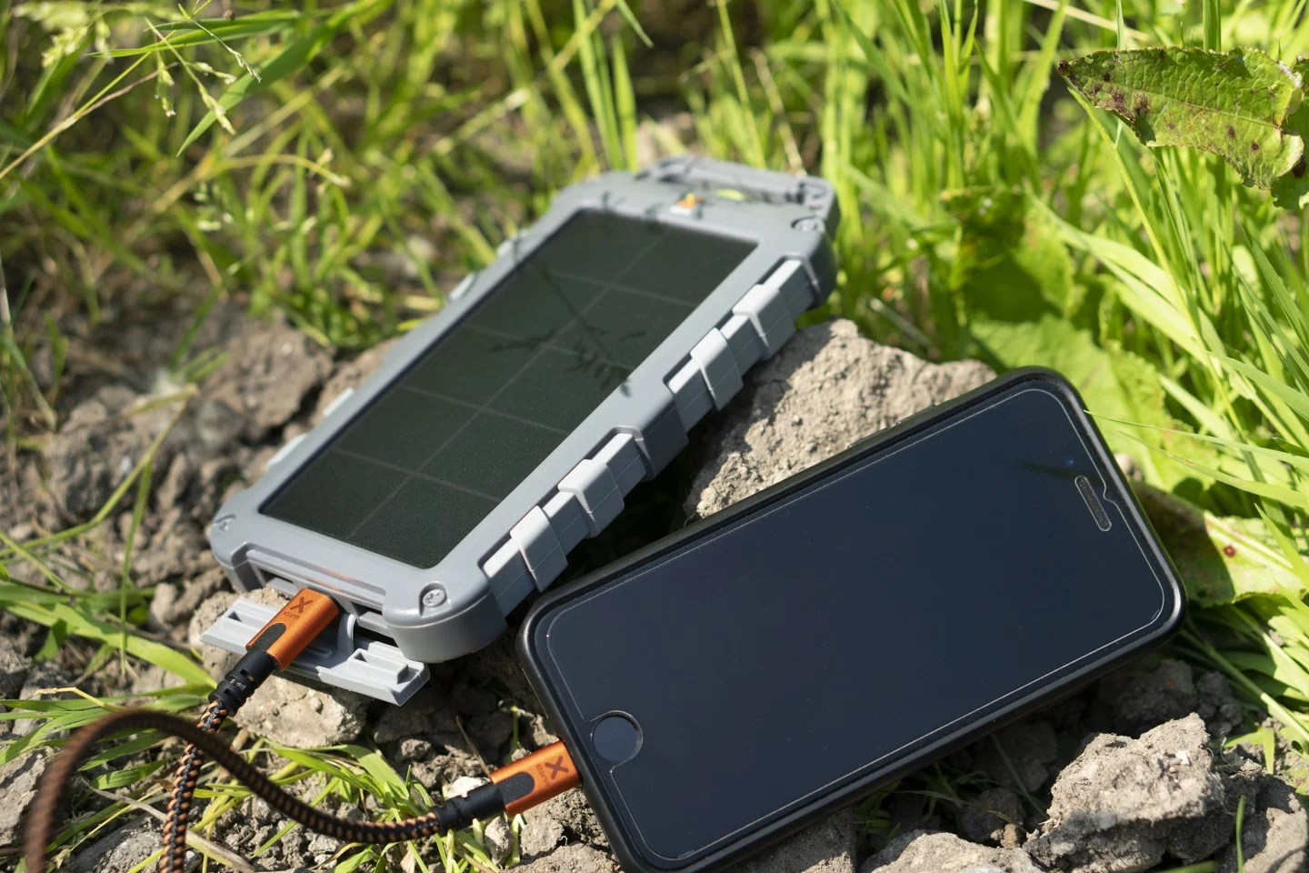 Xtorm - FS405 20W Fuel Series Powerbank Solcelle opladning 10.000 mAh