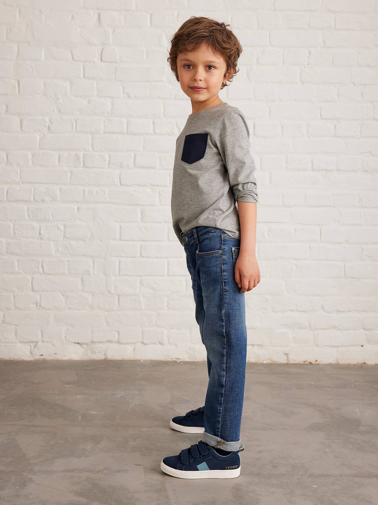 Calça jeans folgada e de cintura baixa para meninos, em denim cinza.