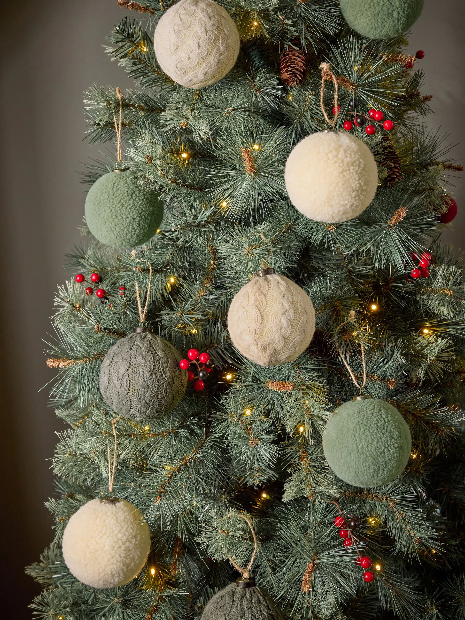 Set van 9 borg en gebreide kerstballen