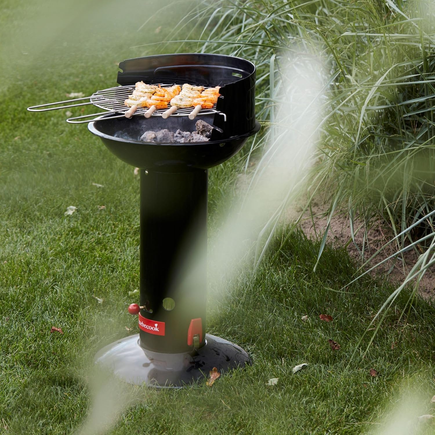 Barbecook Loewy 40 mini grill Holzkohlegrill BBQ mit Windschutz, Grillen für 4 Personen, schwarz, 40x40x75cm
