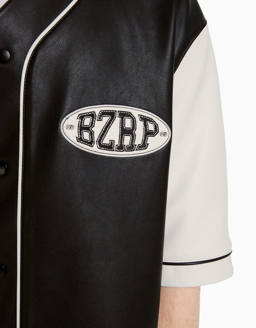 Camisa de manga curta BERSHKA ft. BIZARRAP em couro sintético