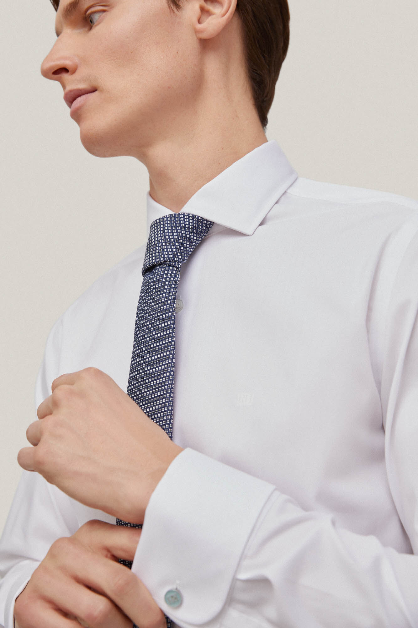 Camisa social lisa com abotoaduras que não precisam ser passadas a ferro e corte slim resistente a manchas - Branca