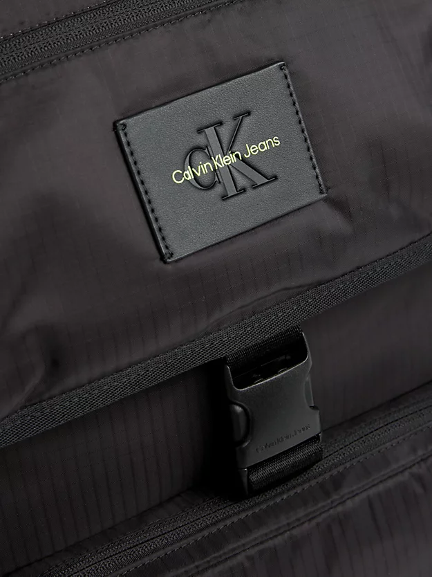 Mochila com aba quadrada
