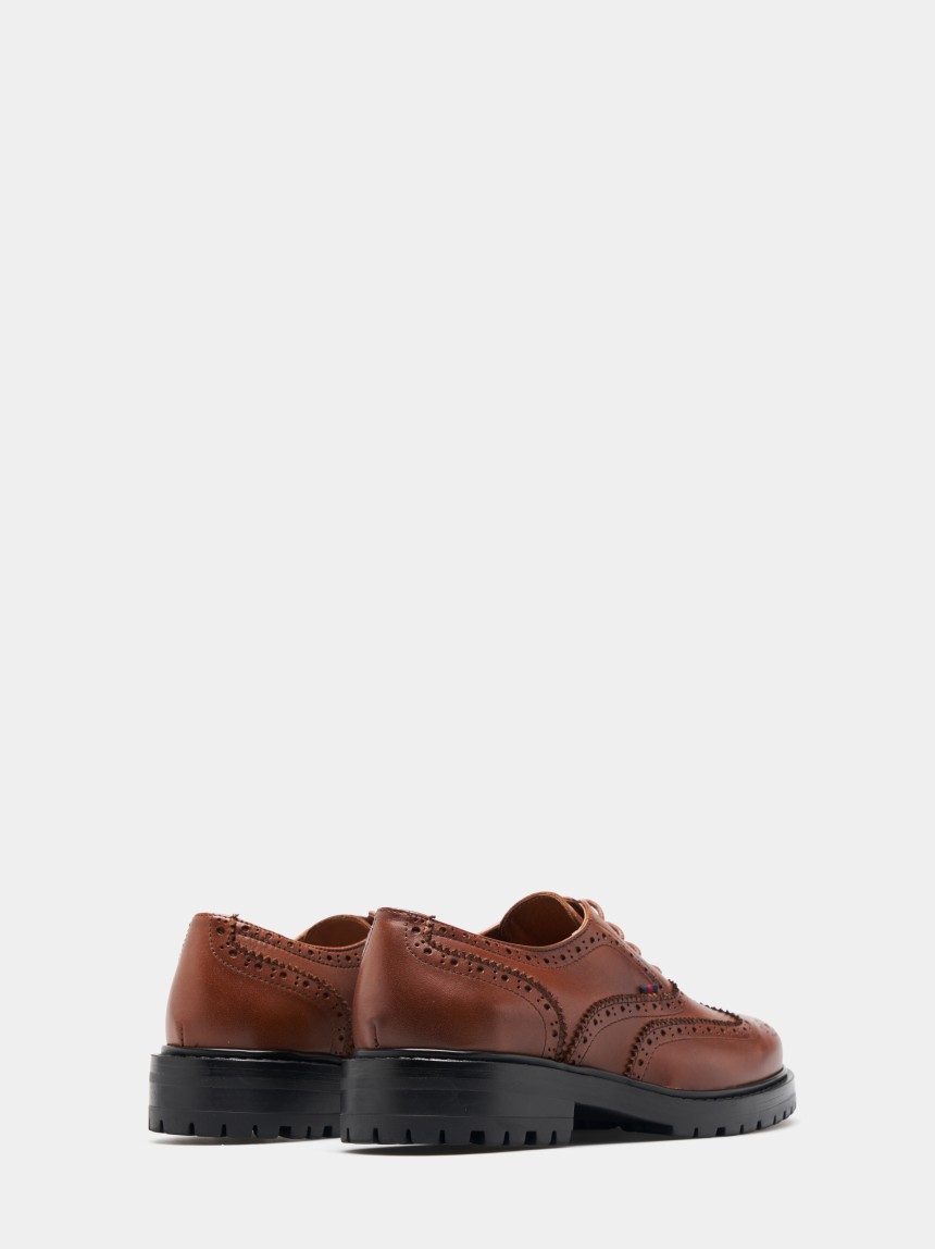 Sapatos brogue em pele com cordões