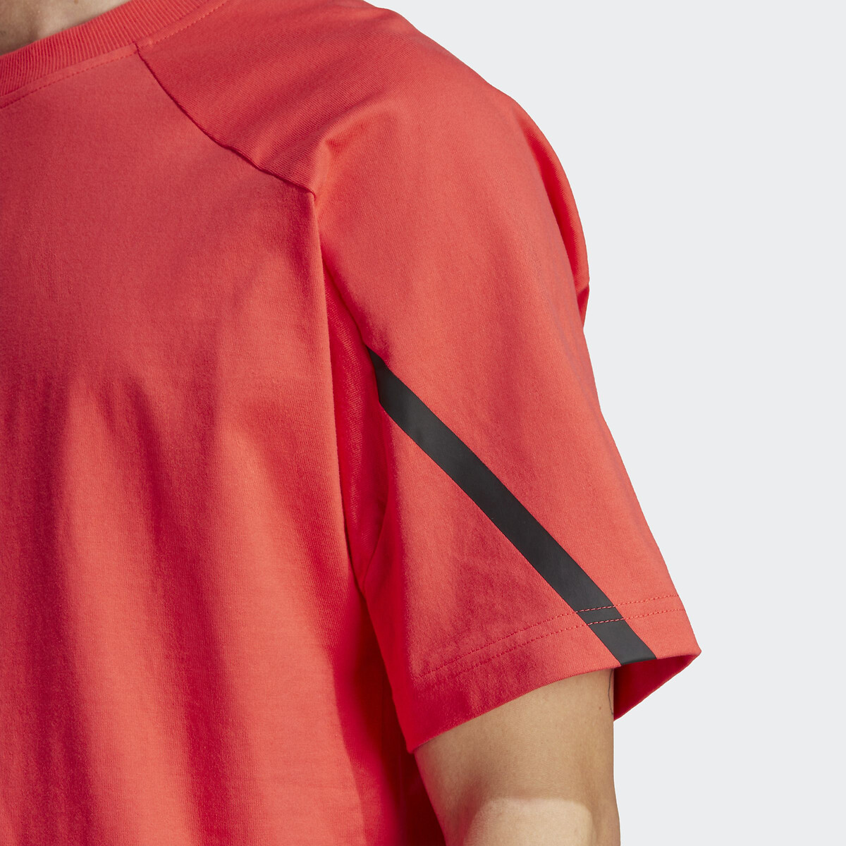 ADIDAS ROUPAS ESPORTIVAS<br>Camiseta criada para o dia do jogo