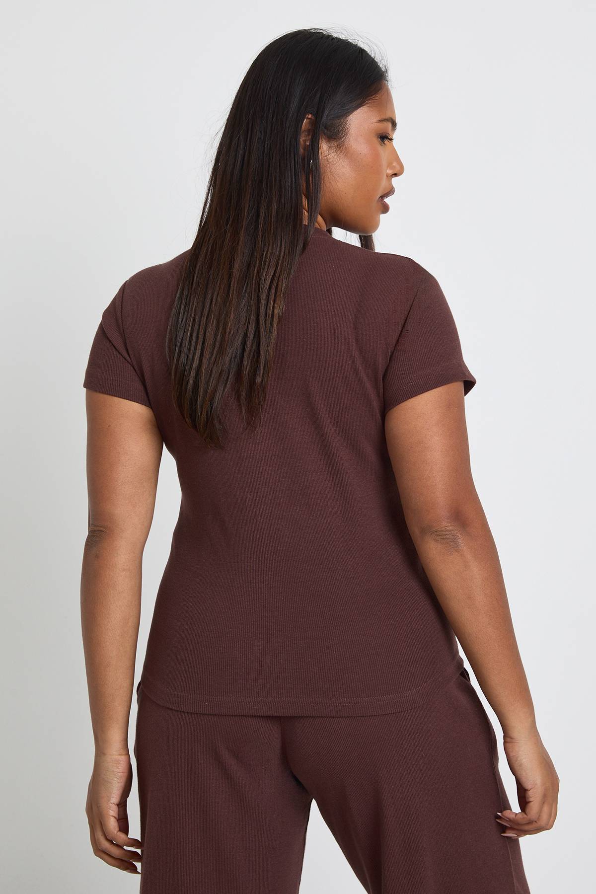 boohoo Haut Ajusté À Manches Courtes Côtelé Grande Taille Basique