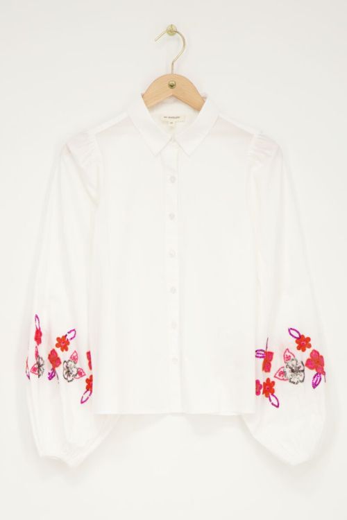 Witte blouse met roze kralen bloemen