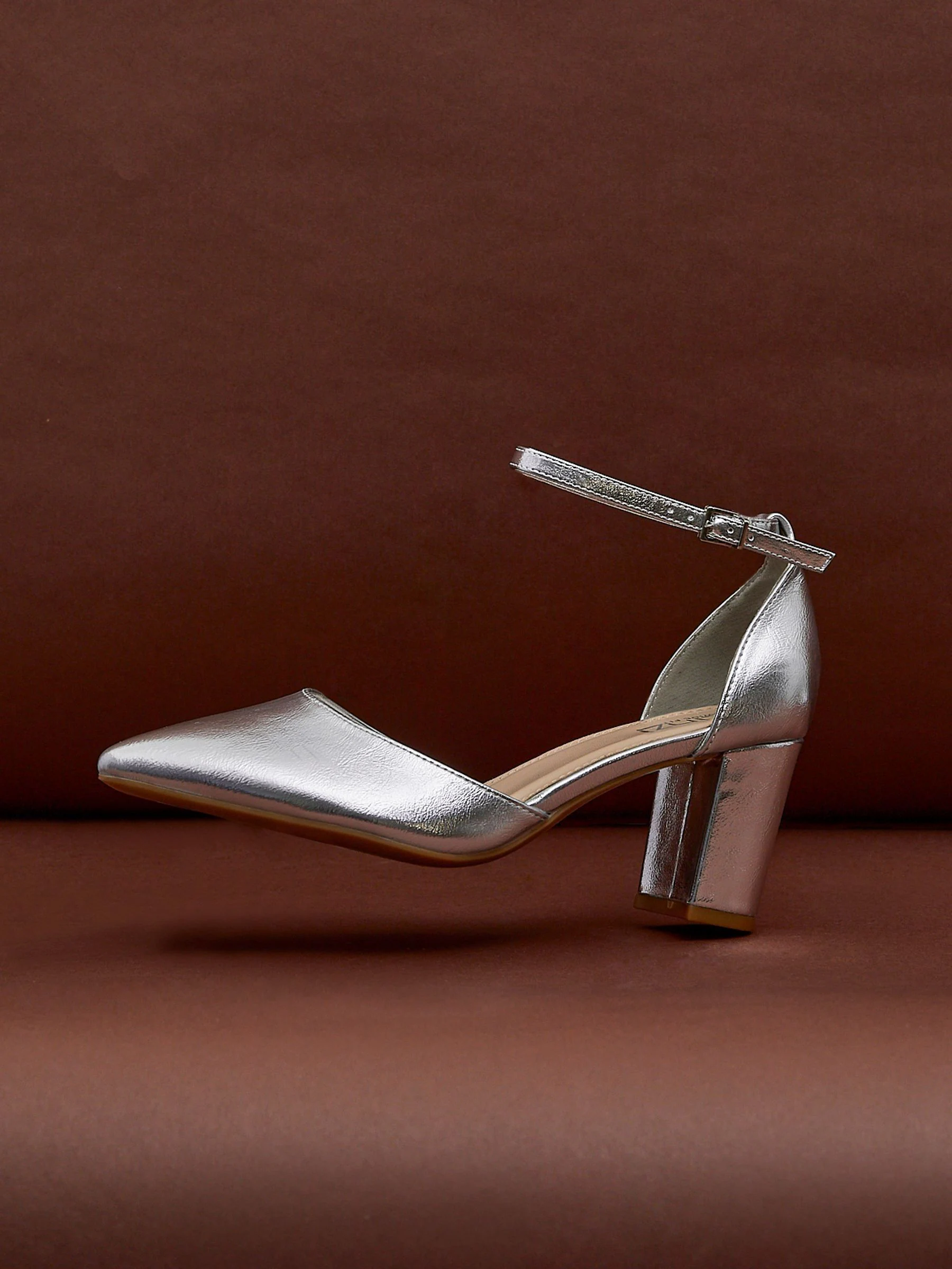 Zilver - Linzi Davina pumps met blokhak en dichte hiel