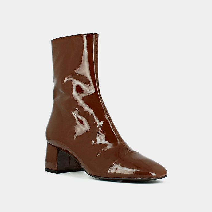 Bottines à bouts carrés et petits talons...  en vernis plissé marron