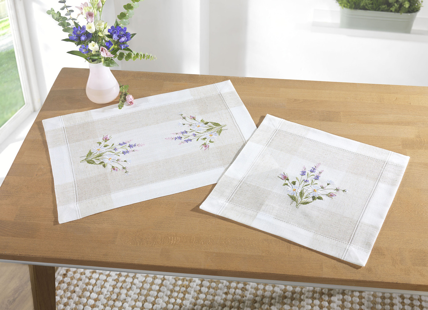 Tisch- und Raumdekoration mit floralem Dessin