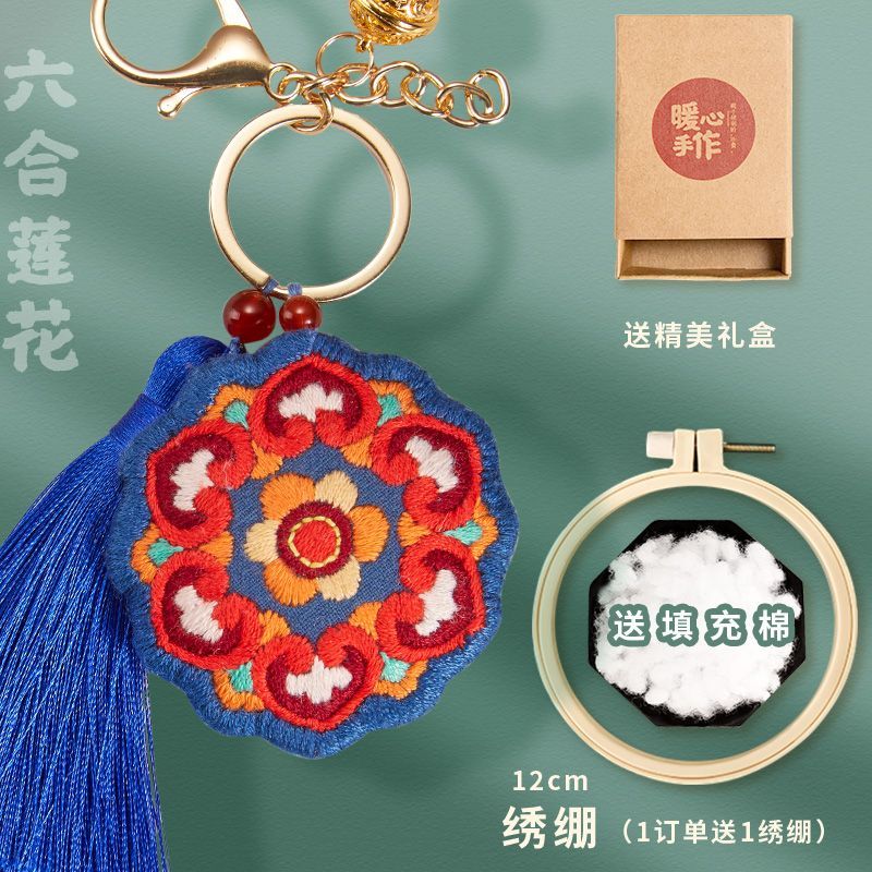 Embroidery Kingdom - DIY-borduurpakket met sleutelhanger en amulet