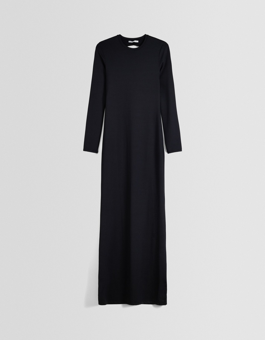 Vestido longo com costas abertas e mangas compridas.