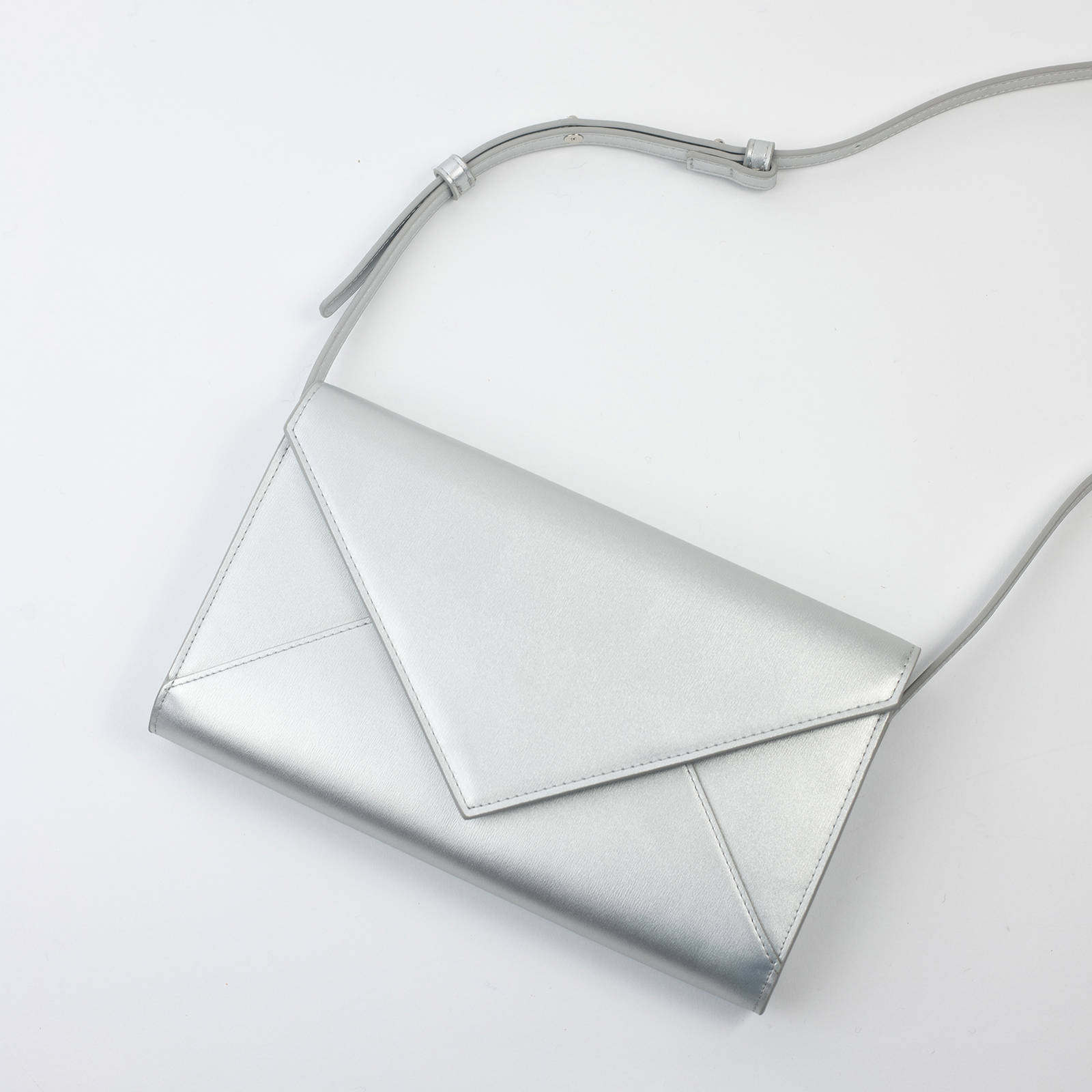 Abrazi metallic clutch zilverkleurig