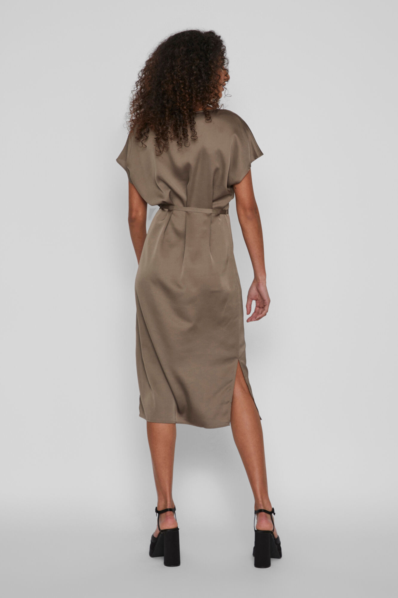 Vestido midi de cetim com mangas curtas - Marrom