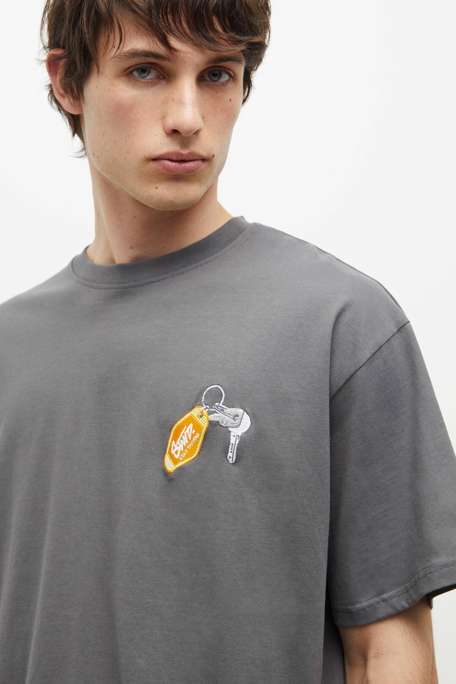 CAMISETA DE MANGA CURTA BORDADA - CINZA ANTRACITE