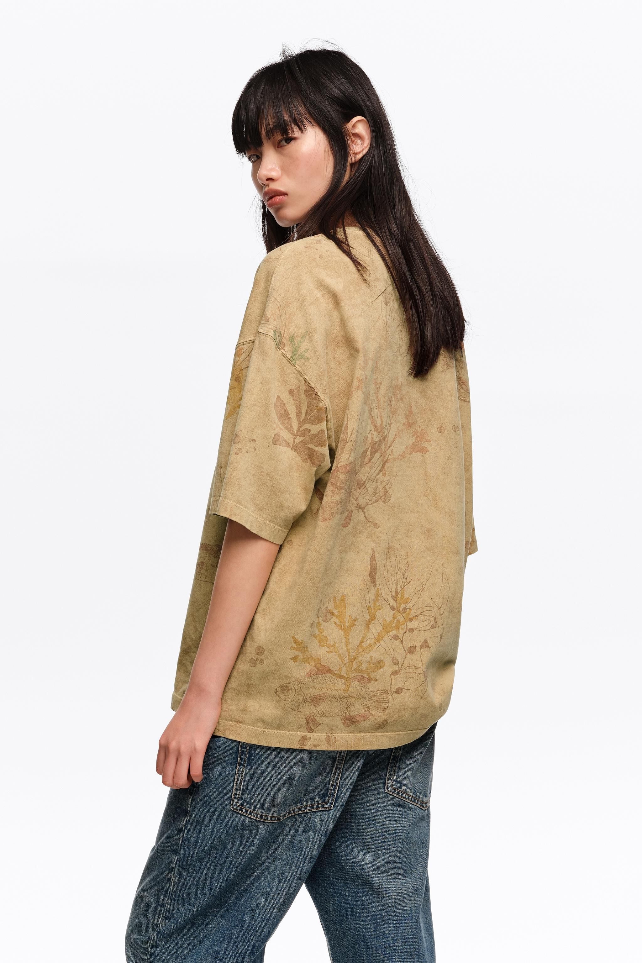 Camiseta com estampa desbotada subaquática