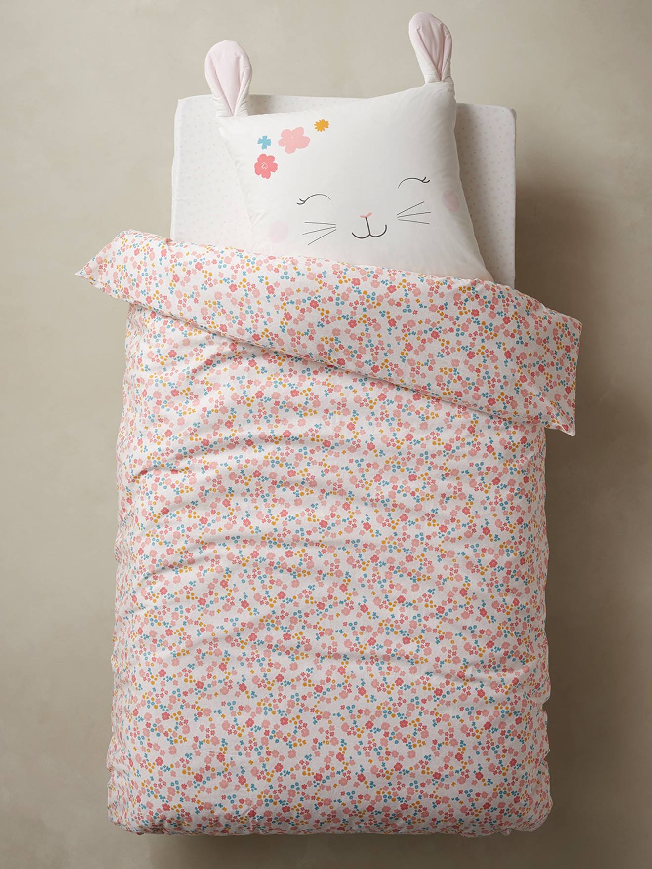 Conjunto de capa de edredom e fronha com estampa romântica de coelhinhos em branco claro.