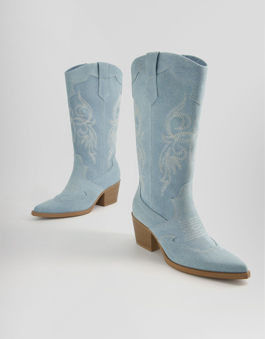 Botas de cowboy de salto alto em jeans