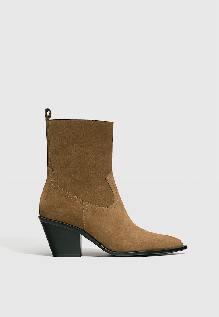 Botas de cano curto de couro estilo cowboy com salto.