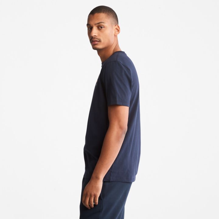Camiseta masculina azul marinho com estampa de vento, água, terra e céu.