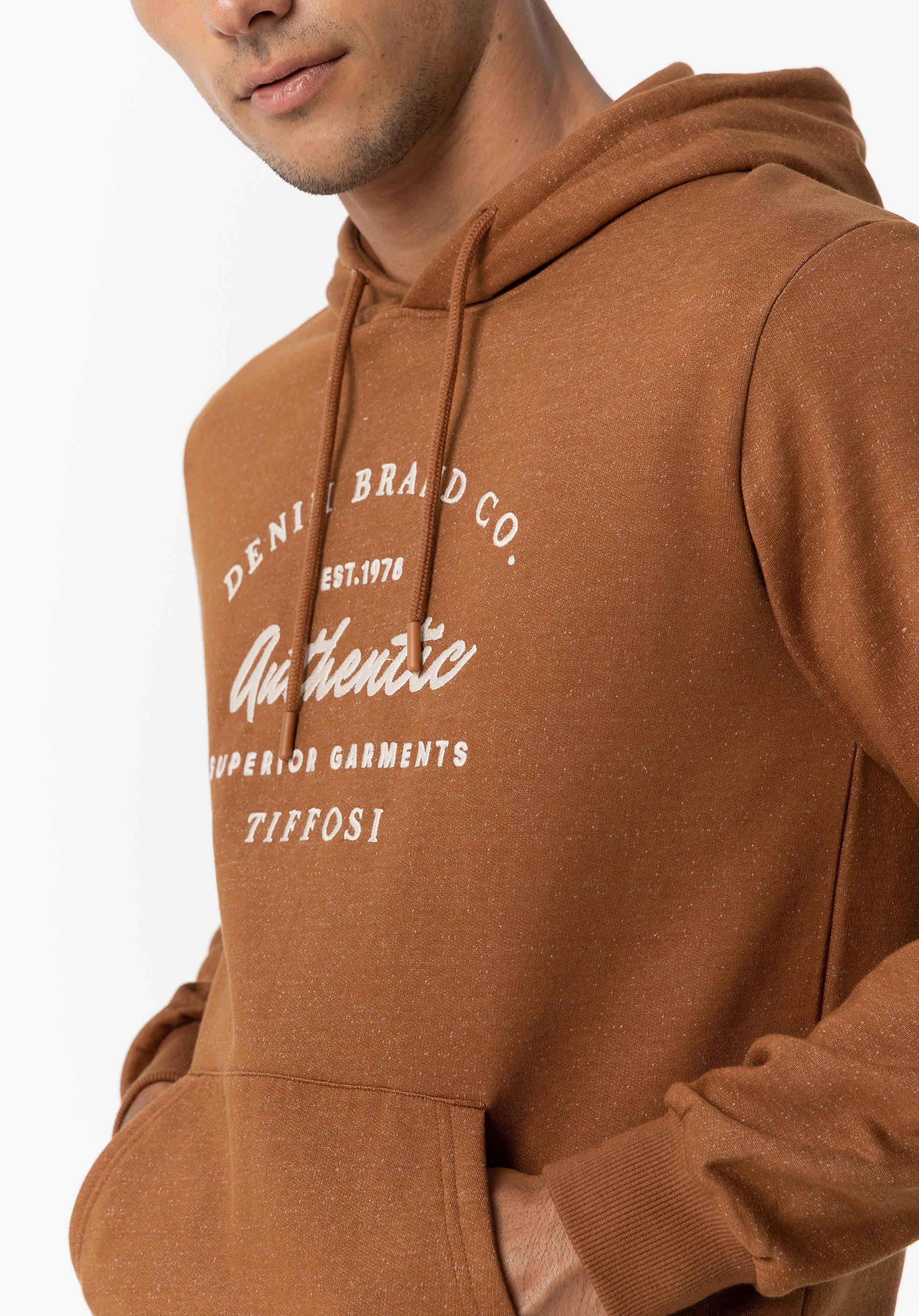 Hoodie com Bordado Frontal