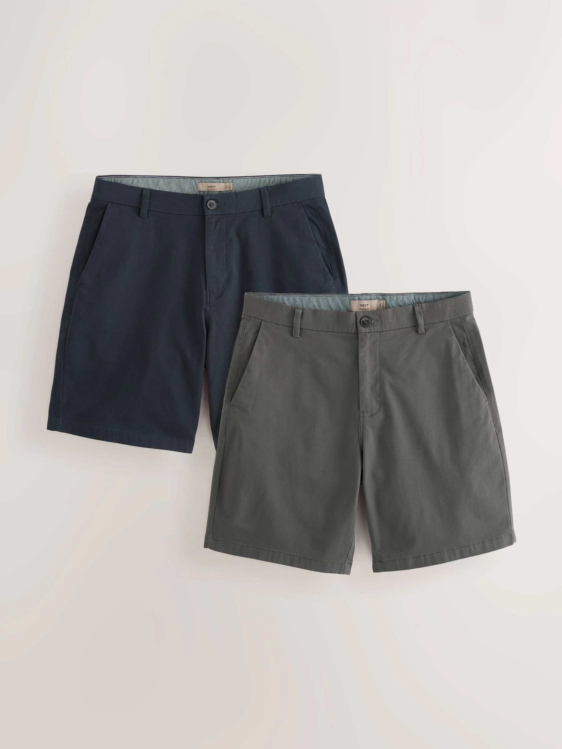 Marineblauw/antraciet - Ruimvallende pasvorm. - Set van 2 chinoshorts met stretch