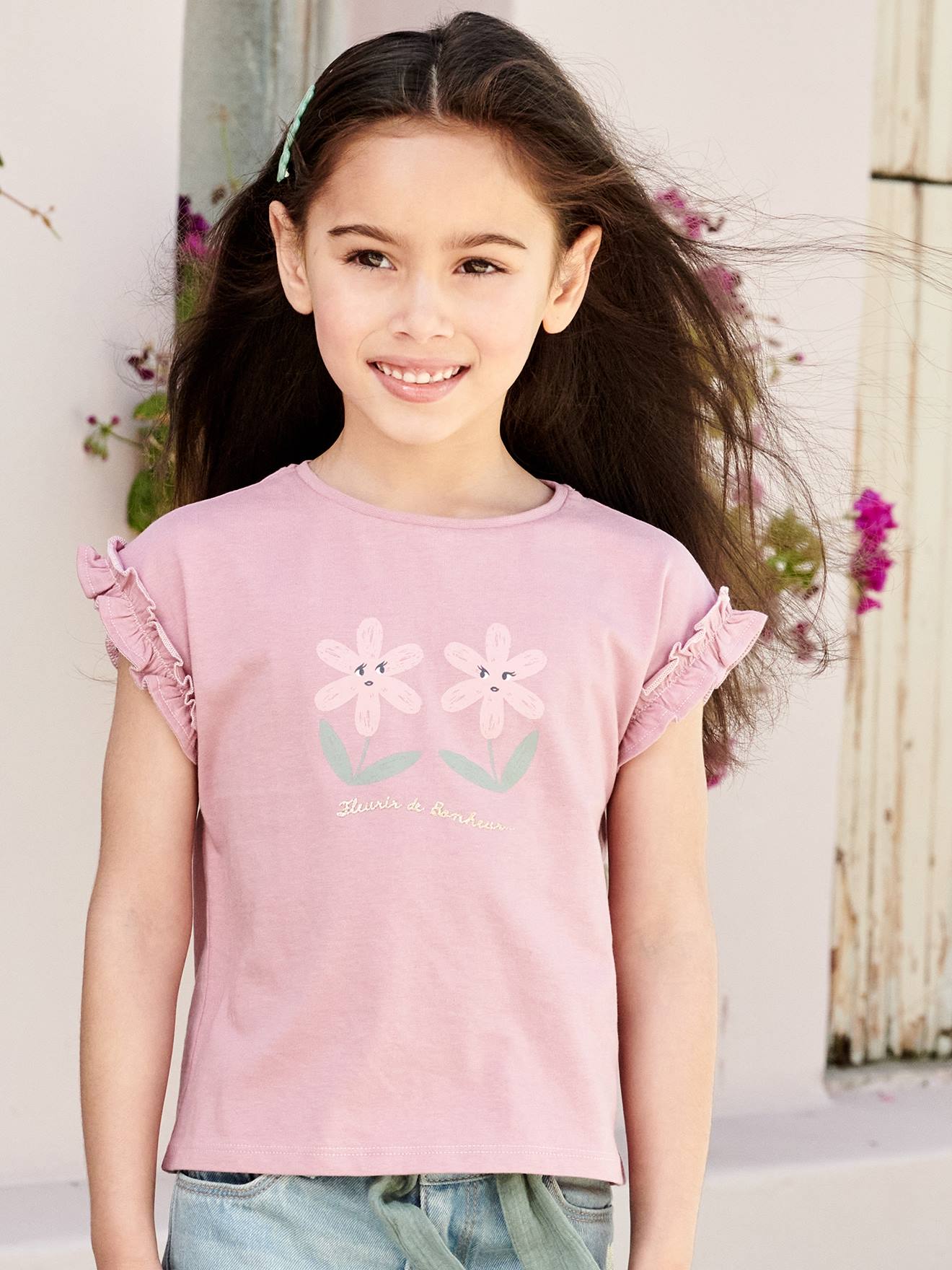 Camiseta infantil bege de manga curta com estampa iridescente e babados.