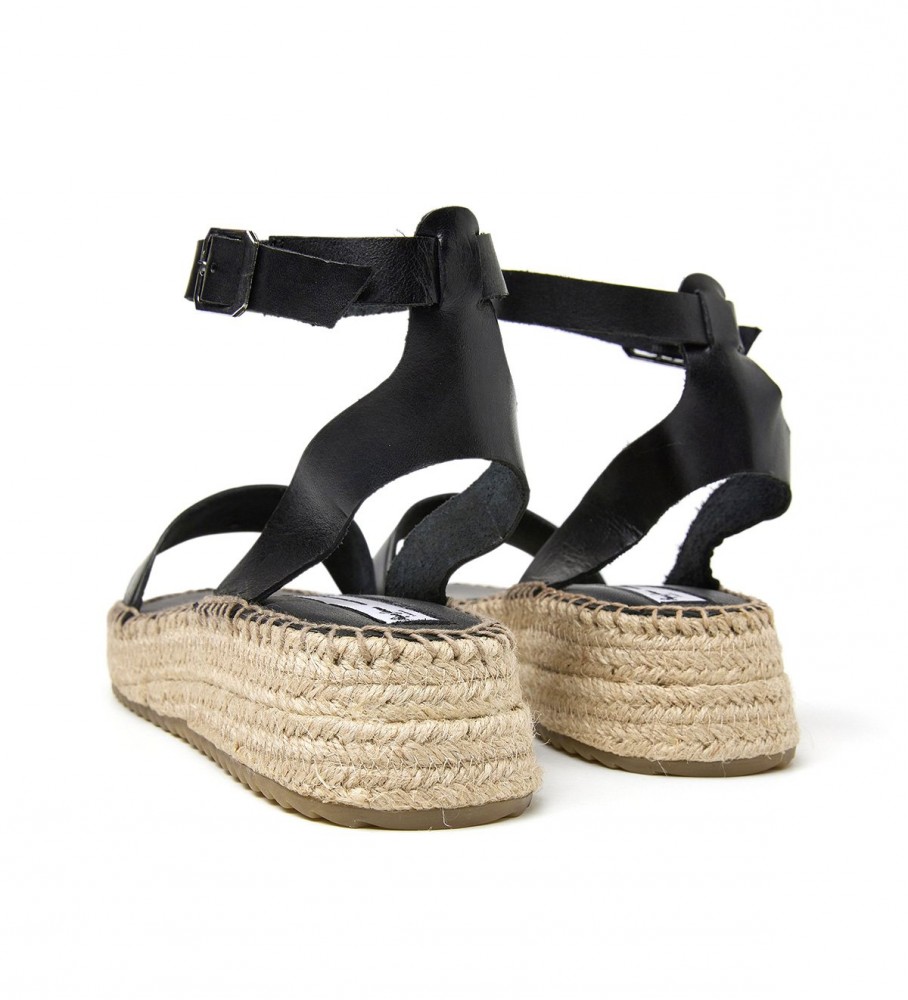 Sandálias Pepe Jeans Kate em couro preto com detalhes em relevo.