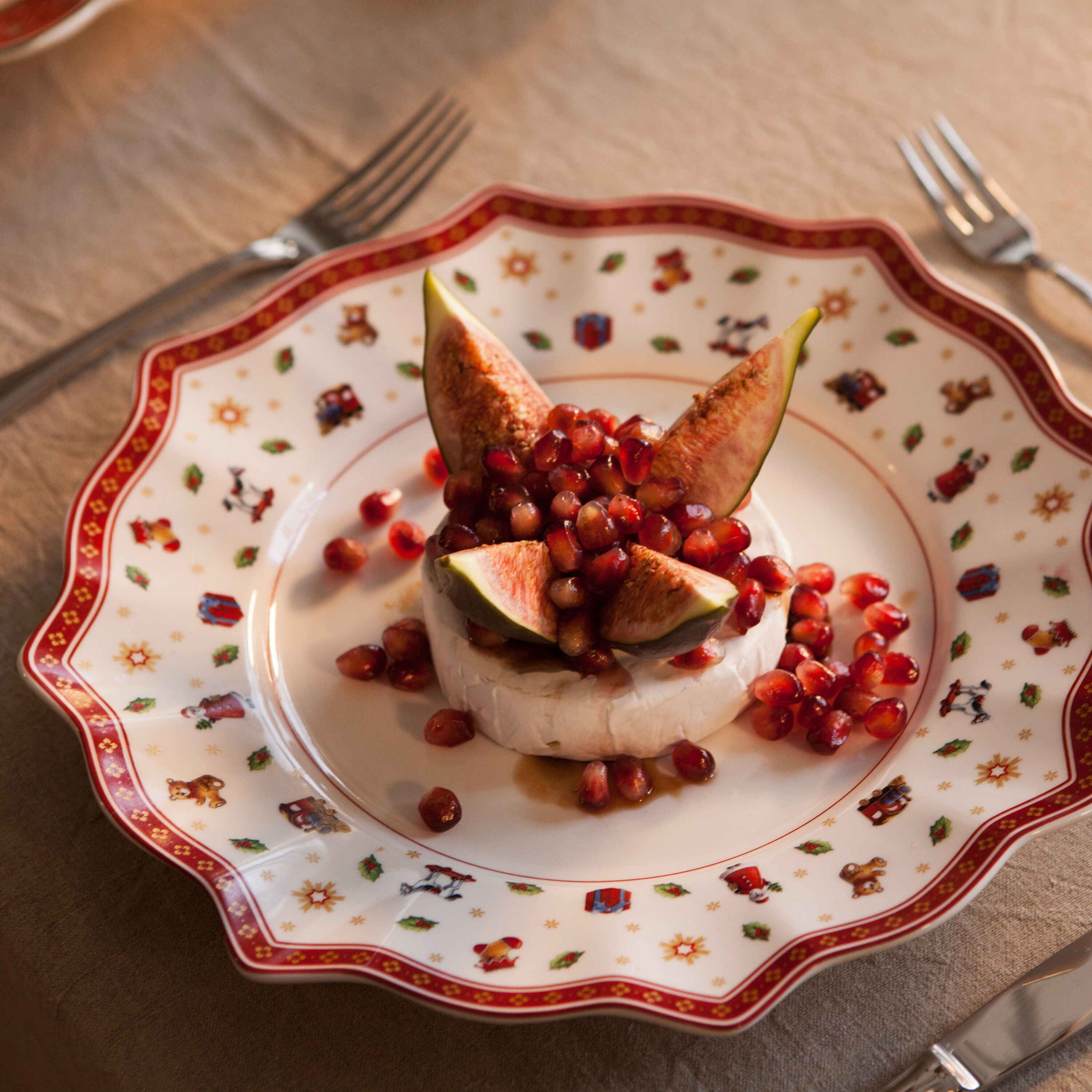 Toy's Delight Dinner plate Red, 11.2'', Premium Porcelain