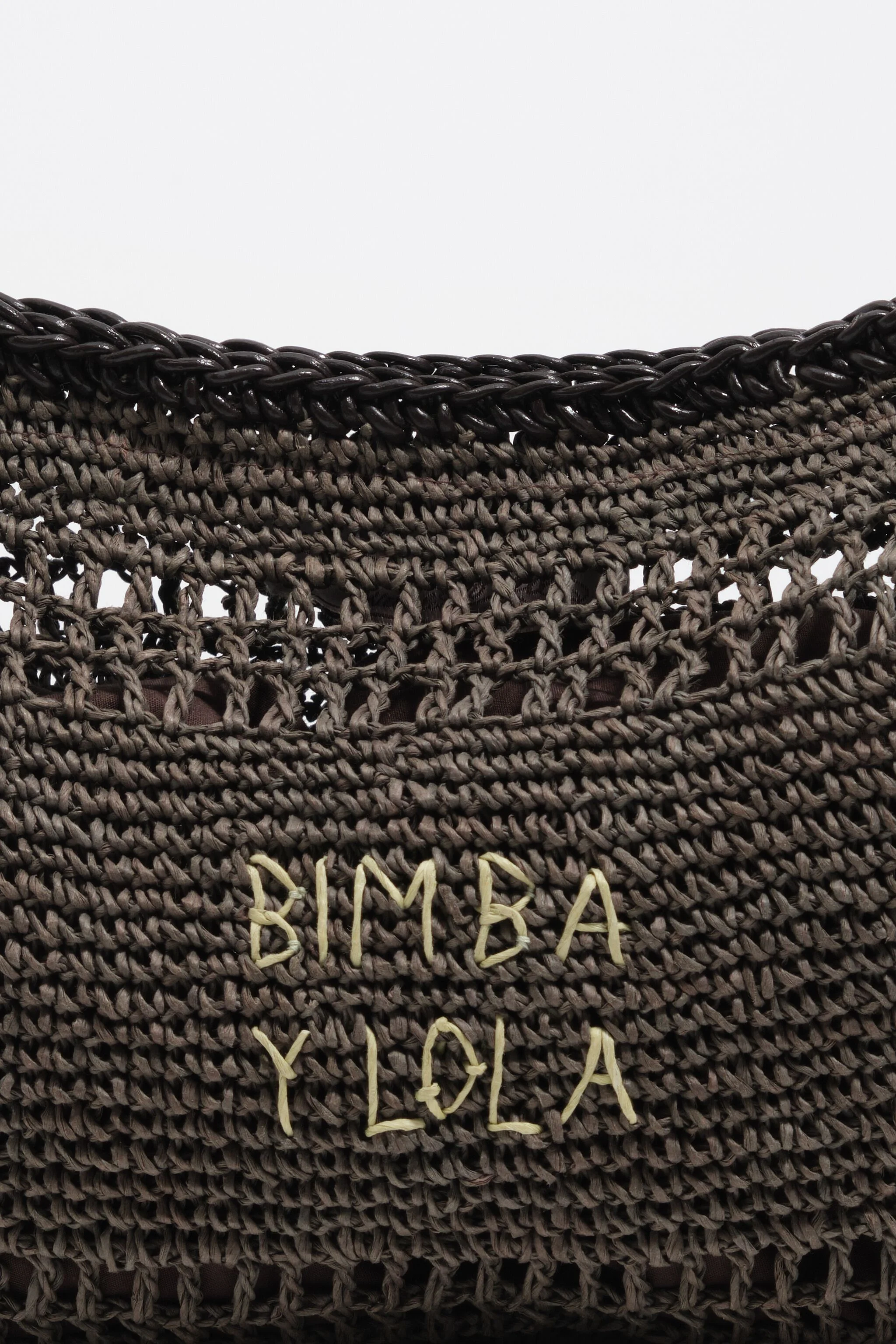Bolsa média de mão em tom chocolate com efeito ráfia