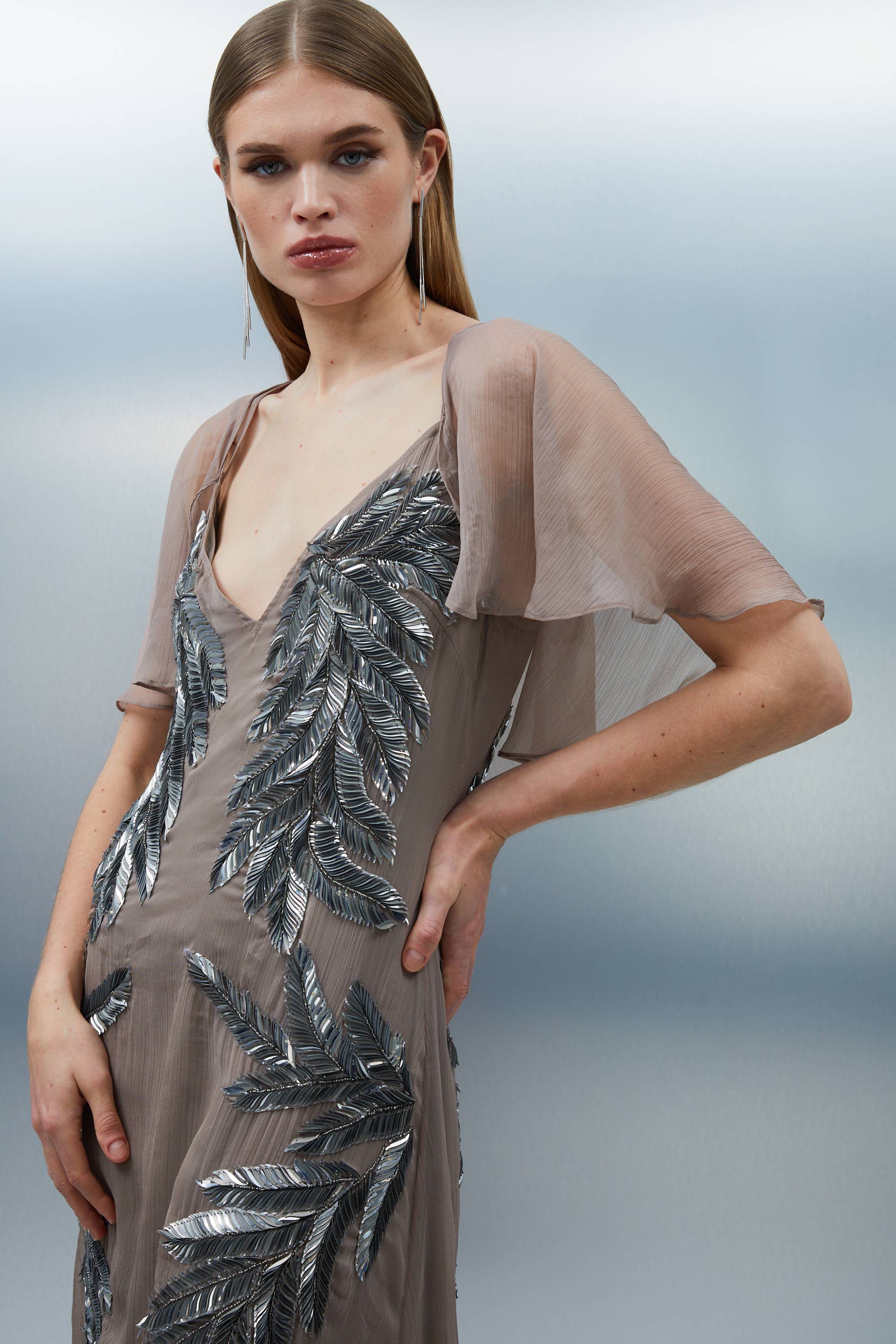KarenMillen Petite Robe Maxi avec Manches Cape Tissées et Ornée de Plumes