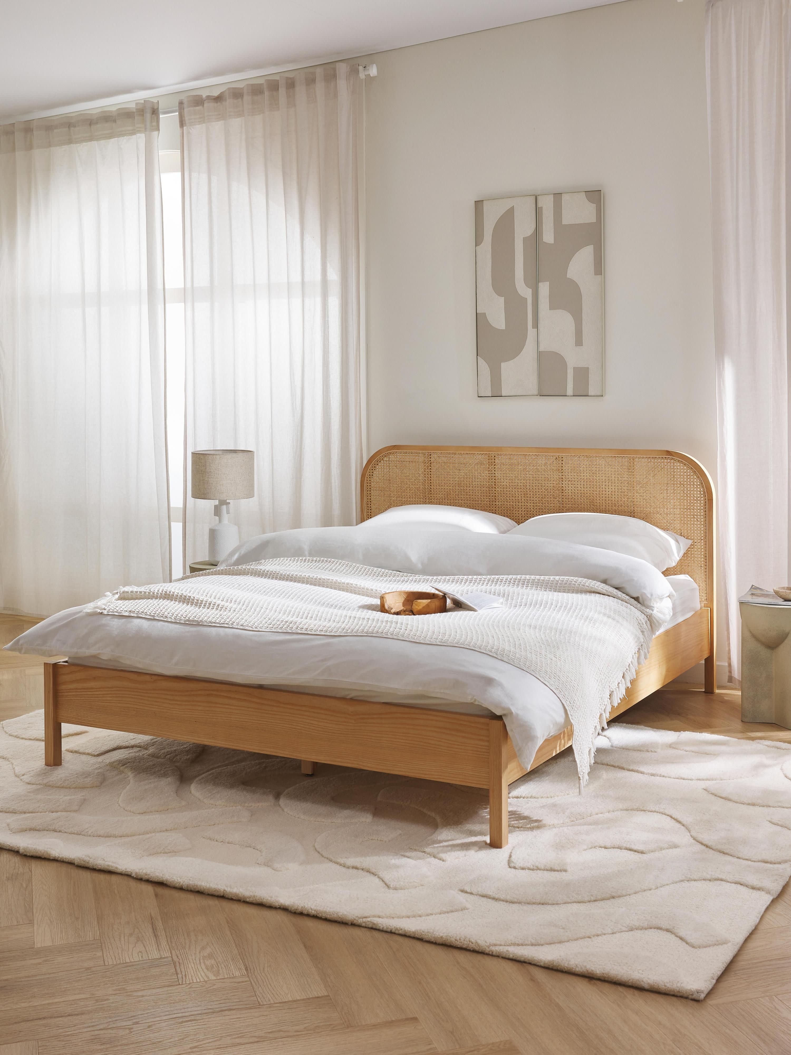 Houten bed Jones met hoofdeinde van Weens vlechtwerk