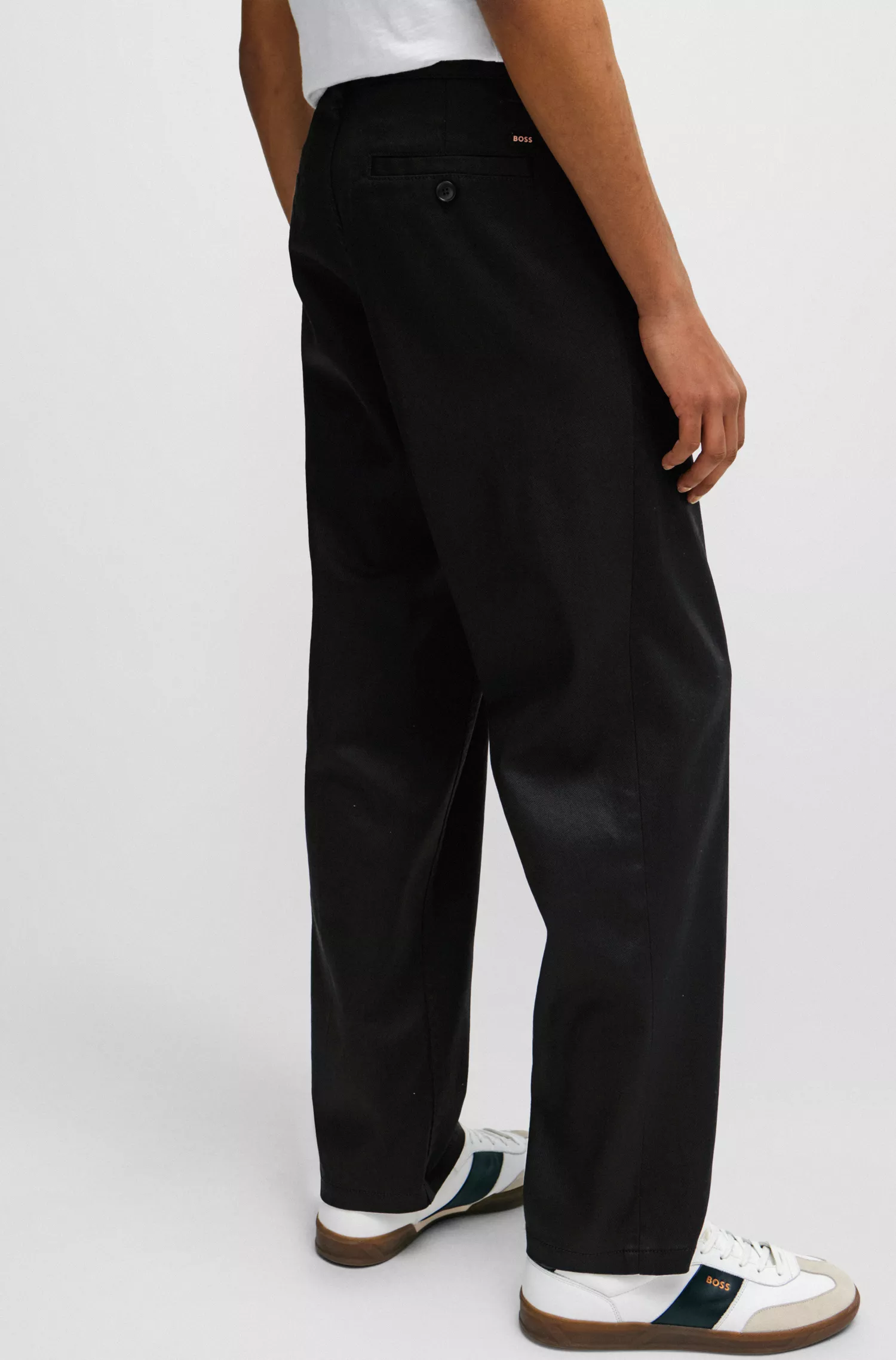 Calça BOSS laranja, corte reto, em sarja de algodão elástico.