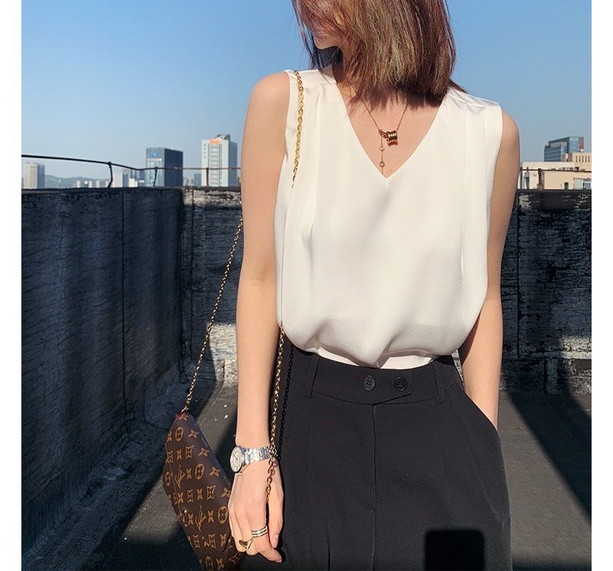 EFO - Mouwloze V-hals blouse van effen chiffon