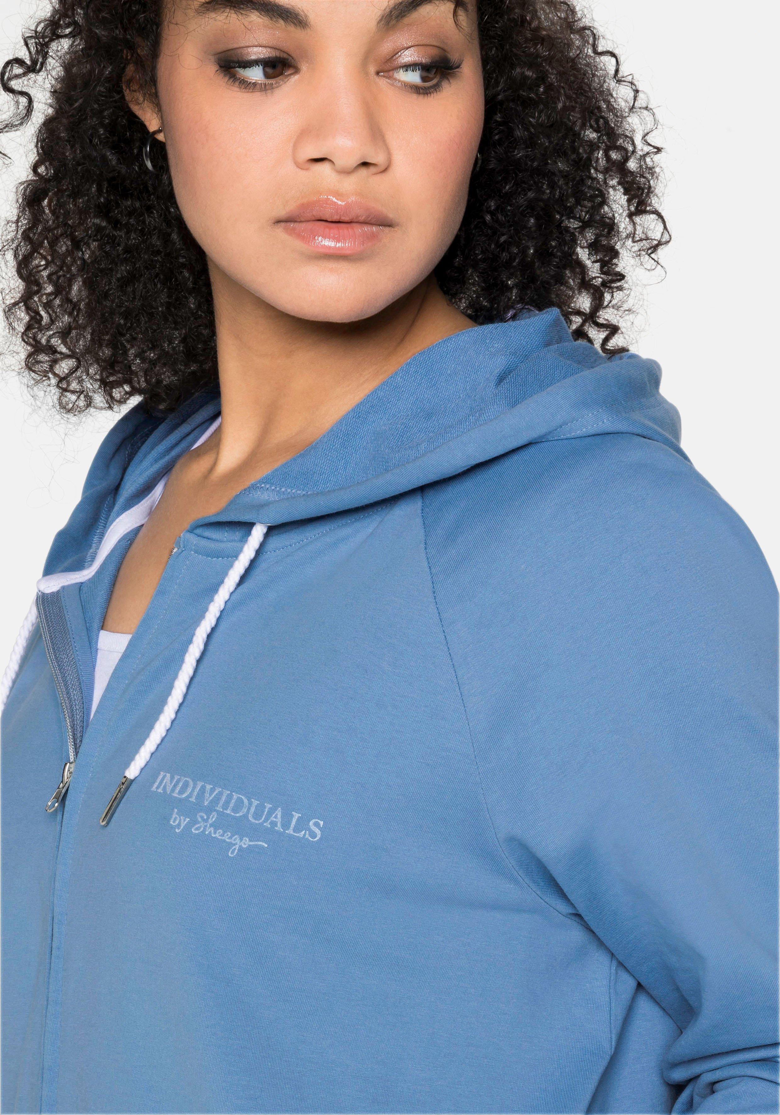 Sweatjacke mit Kapuze und kleinem Brust-Print