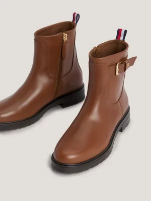 Botas de tornozelo de couro com detalhe de cinto essencial