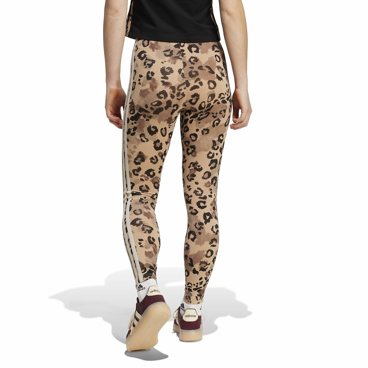 Calça legging ADIDAS SPORTSWEAR<br>Com estampa de leopardo e 3 listras