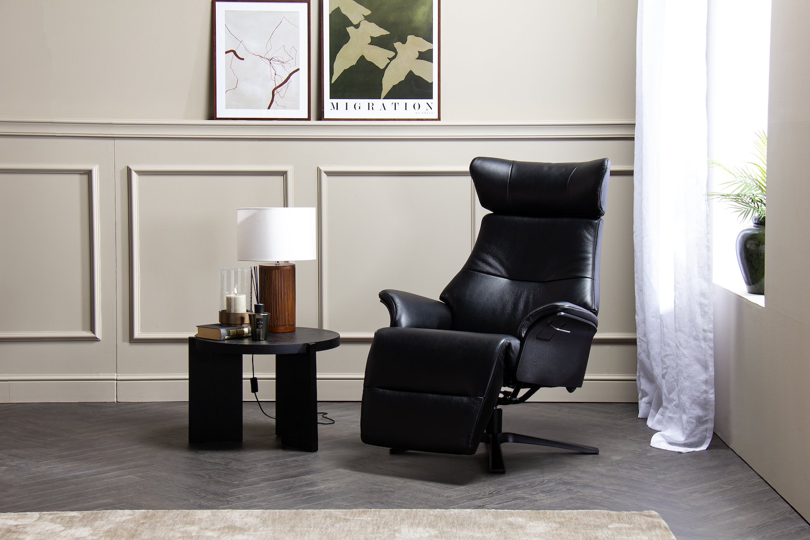 Air lenestol med fothviler I hud Zero 2534-89 Black, Quattro svingfot sort alu. Sortbeiset eik sider. Høy rygg