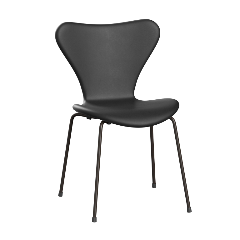 Fritz Hansen Series 7 gestoffeerde stoel brown onderstel essential black