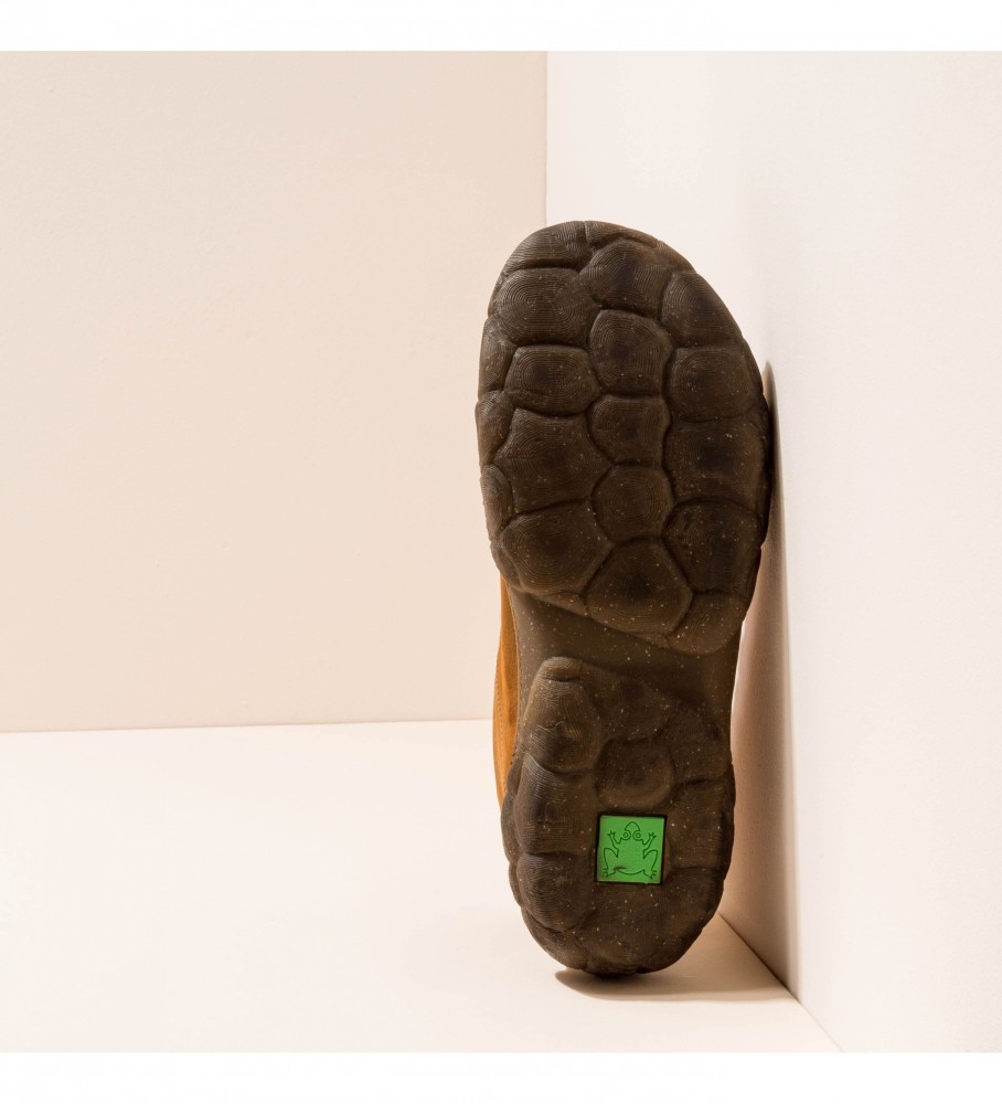 Botas de cano curto Naturalist N5083 em couro marrom agradável