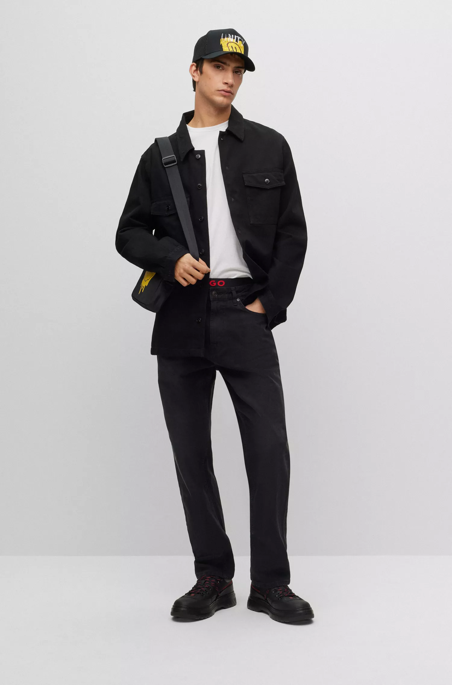 Calça jeans HUGO vermelha, corte regular, em denim rígido preto.
