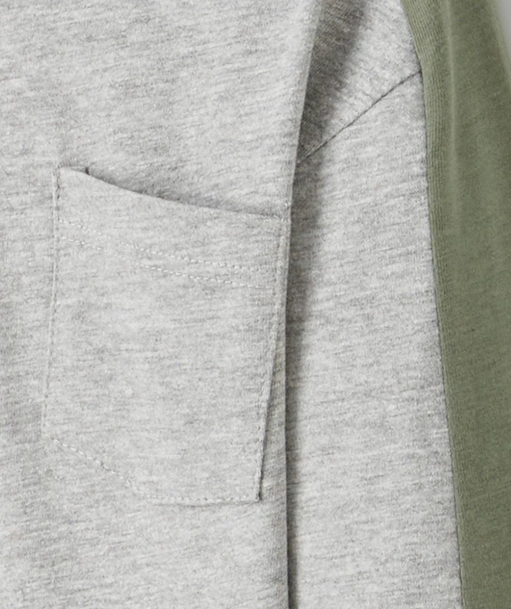 T-SHIRT GARÇON EN COTON BIO COLORBLOCK GRIS ET KAKI AVEC POCHE