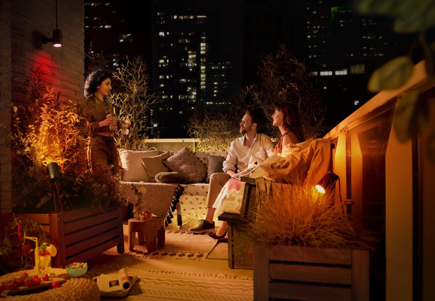 Philips Hue - 2x Lightstrip Outdoor 2 Meter + 1 Bridge 2.1 - Bundle