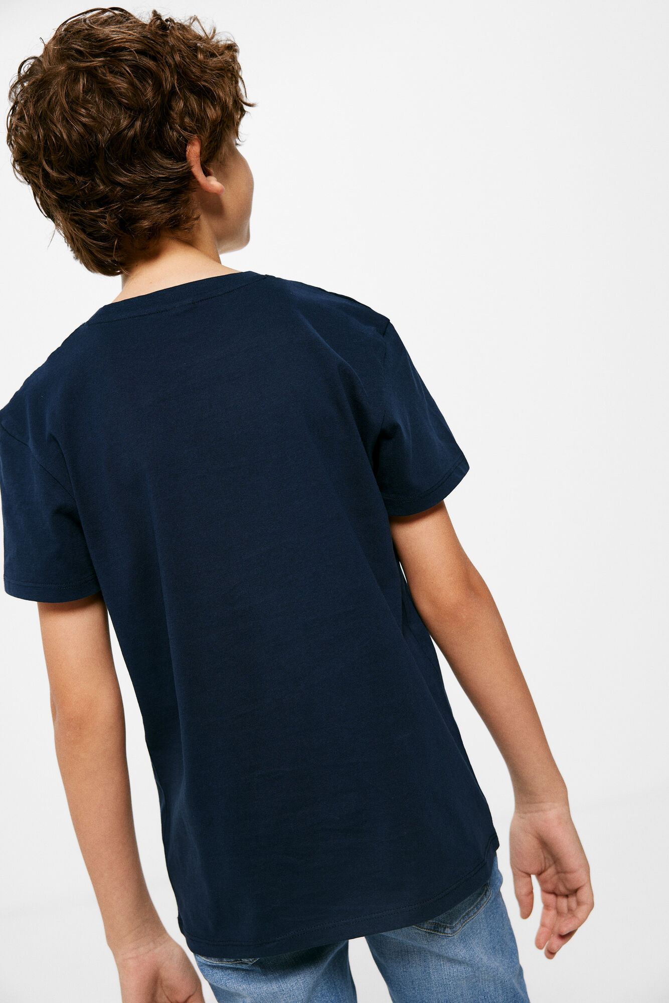 Camiseta básica com logo para meninos