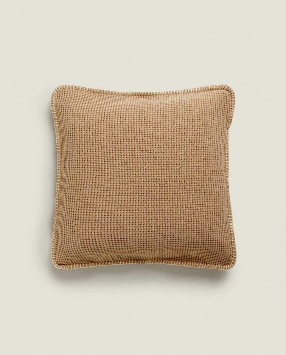 CAPA DE ALMOFADA COM TECIDO TEXTURIZADO EM MALHA WAFFLE