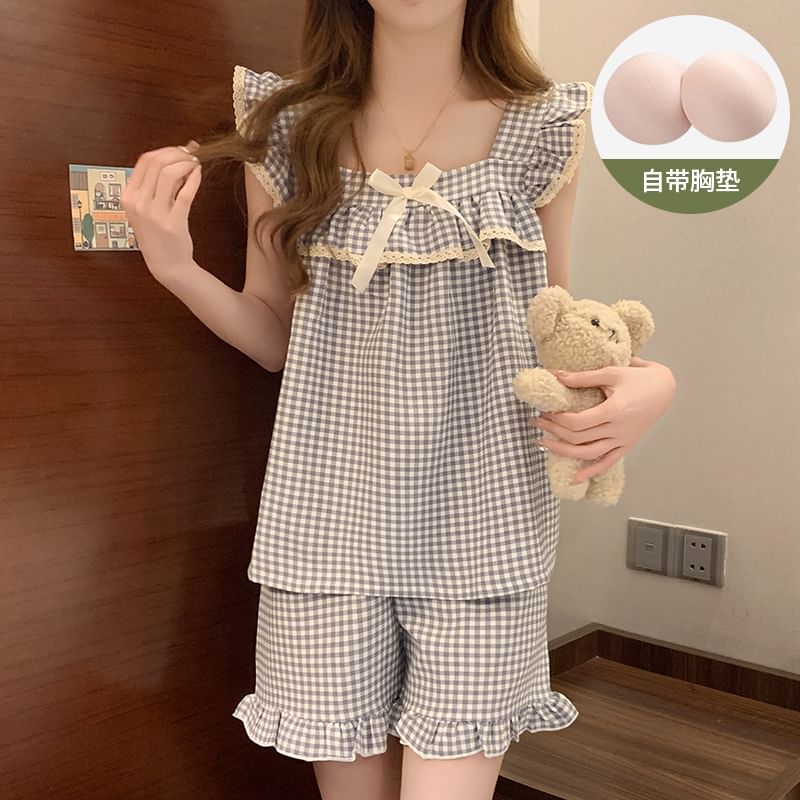 Dazzli - Pyjamaset: geruite top met strik en ruches + shorts