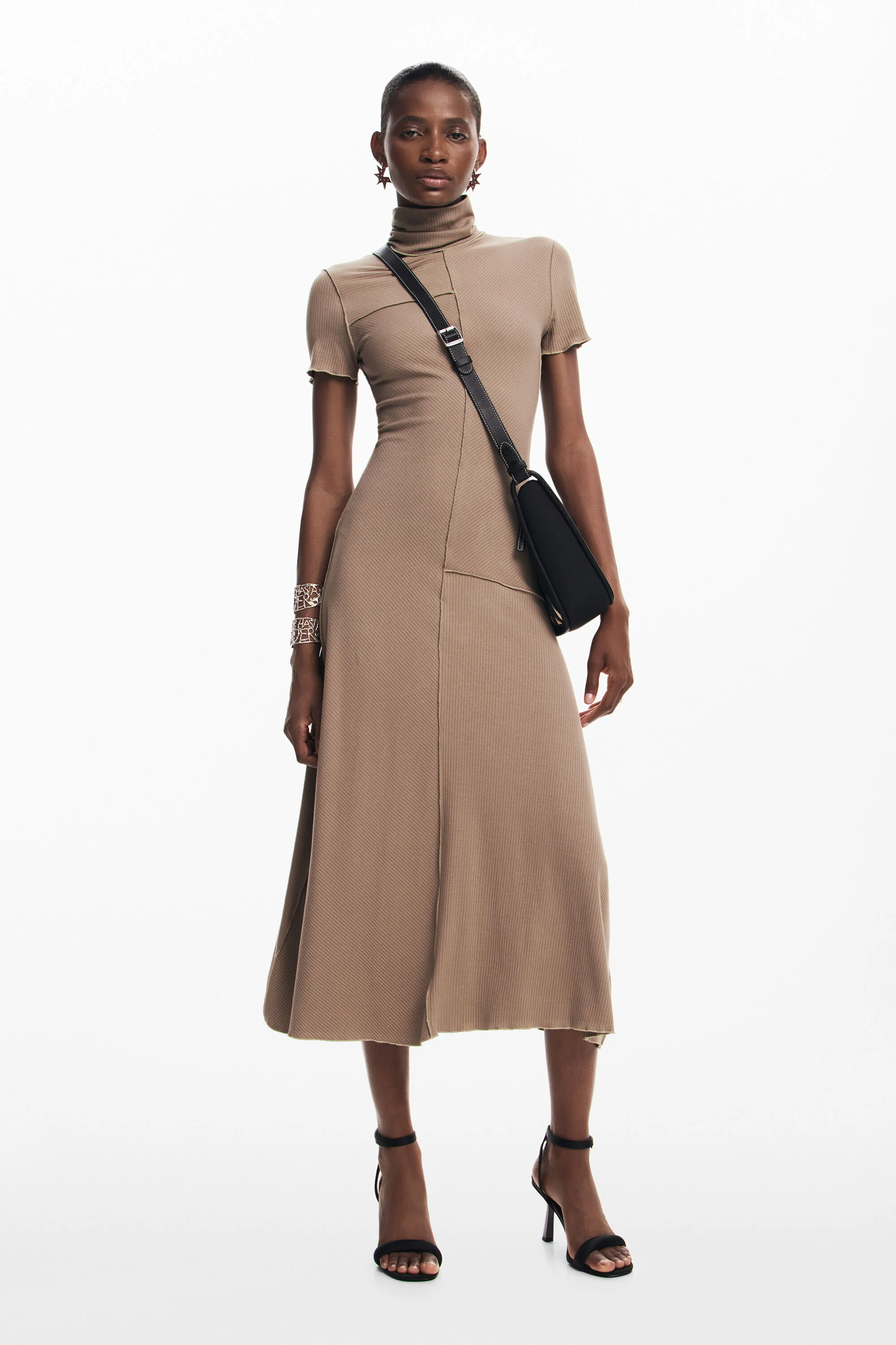 Vestido midi de gola alta