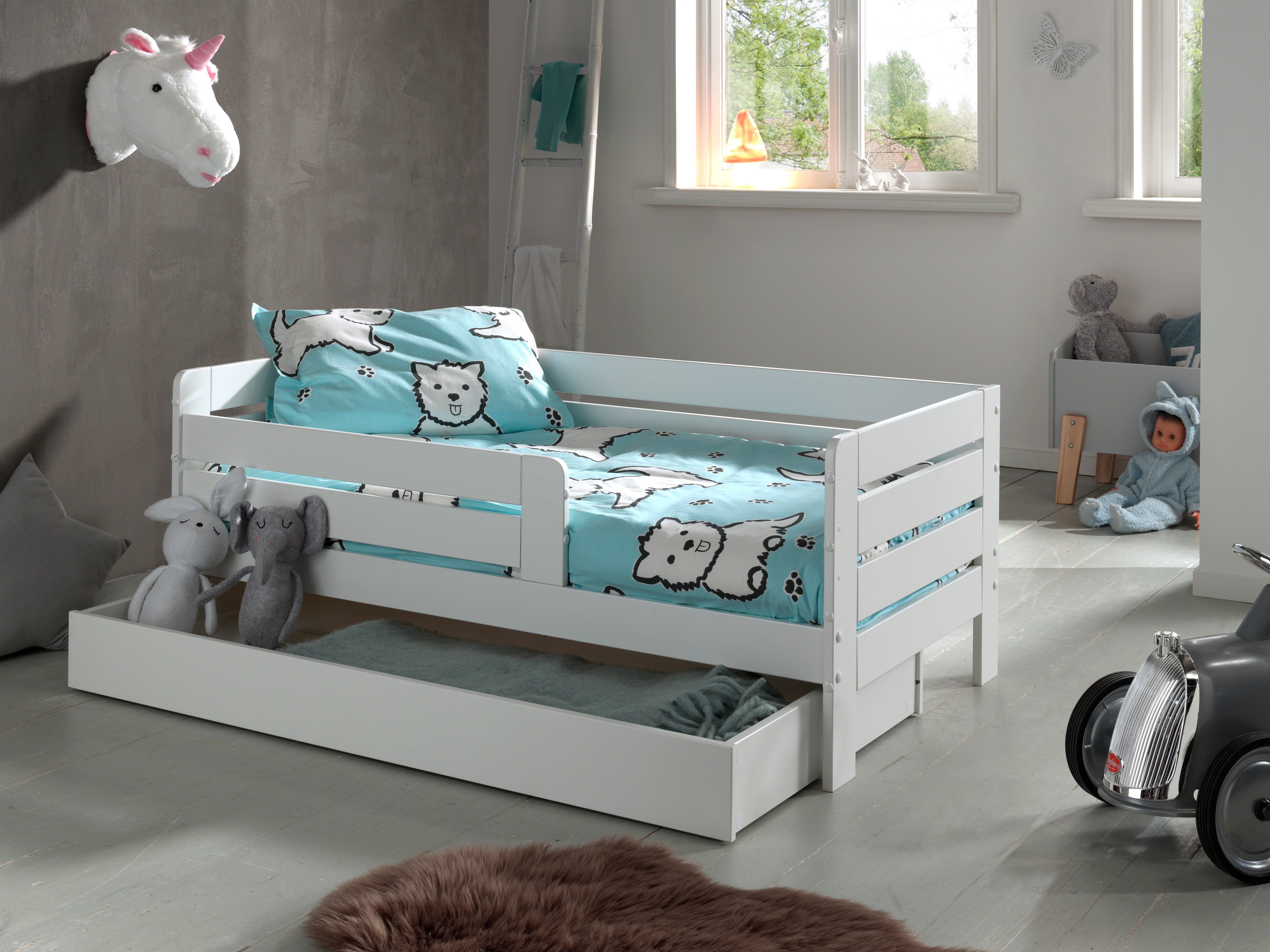 Juniorbett mit Liegefläche 70 x 140 cm, Umrandung mit waagerechten Paneelen, inklusive Bettschublade, Ausf. MDF weiß lackiert