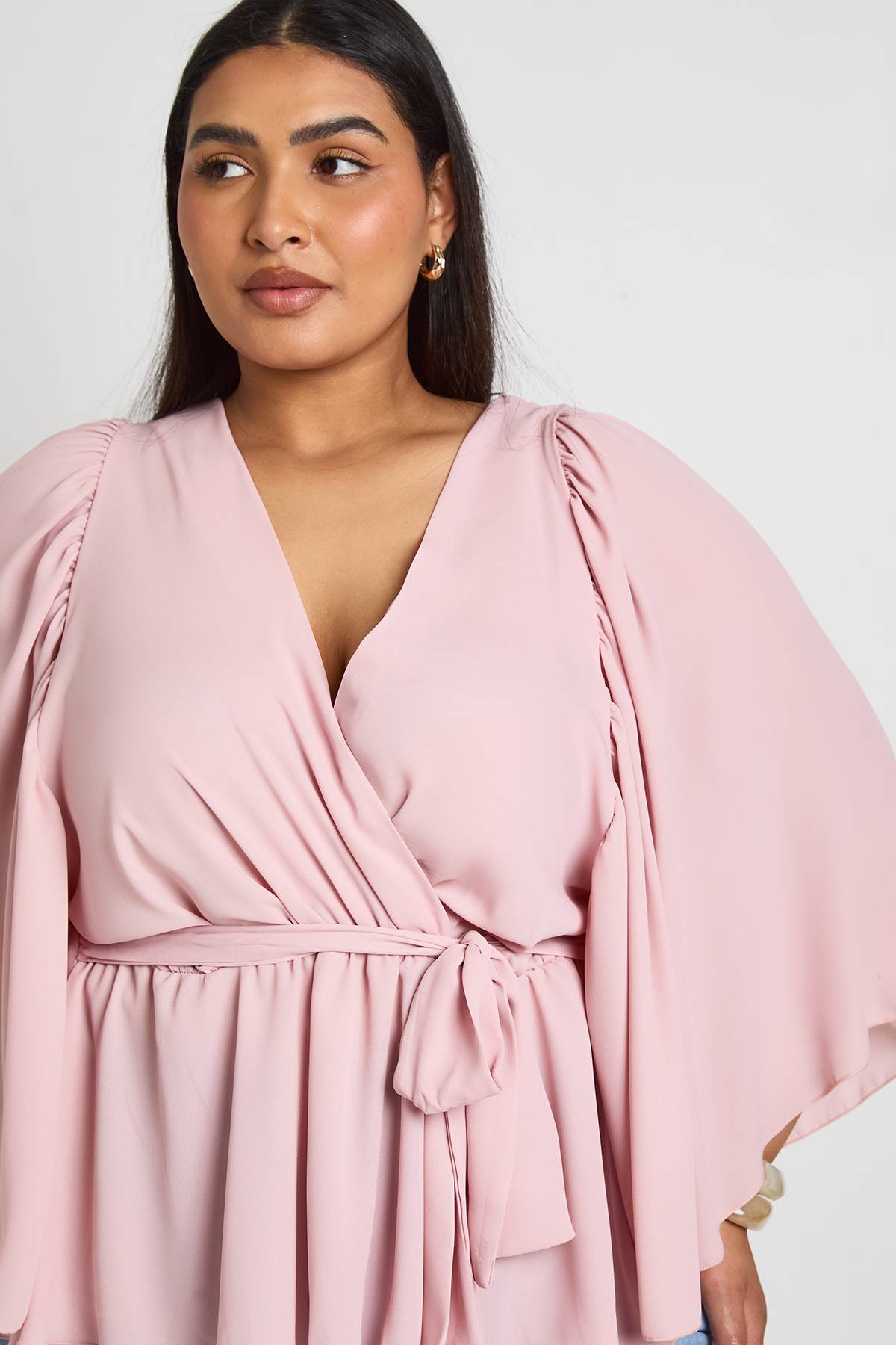 boohoo Chemisier Grande Taille À Manches Papillon Avec Taille Portefeuille Et Basque