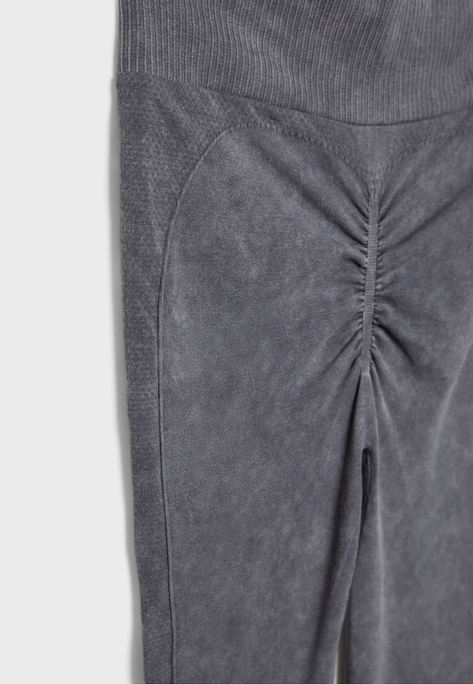 Leggings franzidas com efeito desbotado